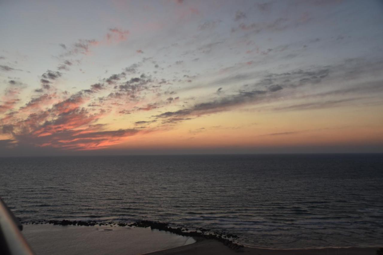Penthouse Apartment On The Beach บัตยัม ภายนอก รูปภาพ